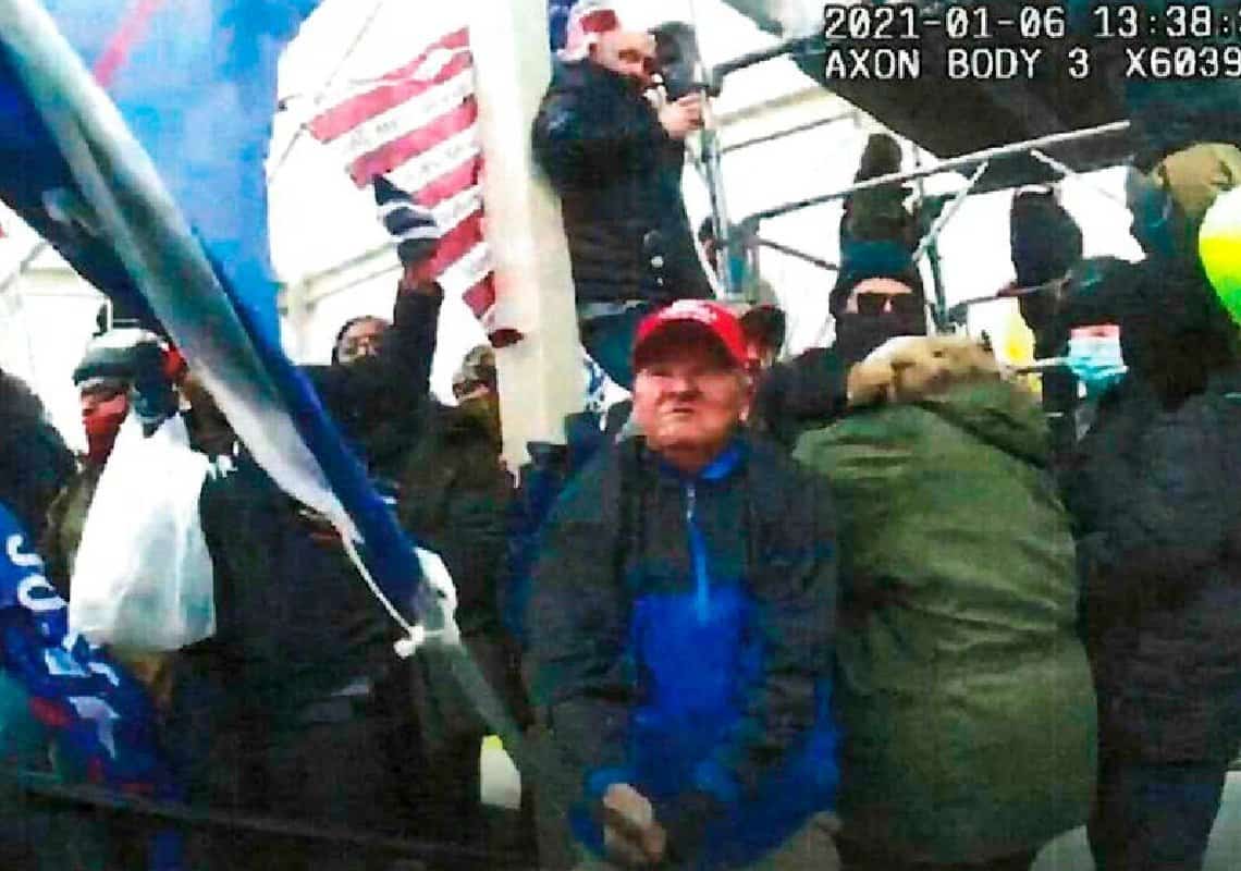 אחרי שתקף שוטרים עם דגל של טראמפ: בן 72 נשלח למאסר ממושך