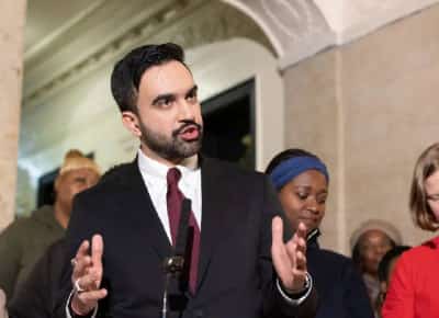 עבר על החוק כבר ביום הראשון: ראש עיריית ניו יורק החדש הסיר הצהרות הגנה על יהודים – ומצא את עצמו תחת איום חקירה