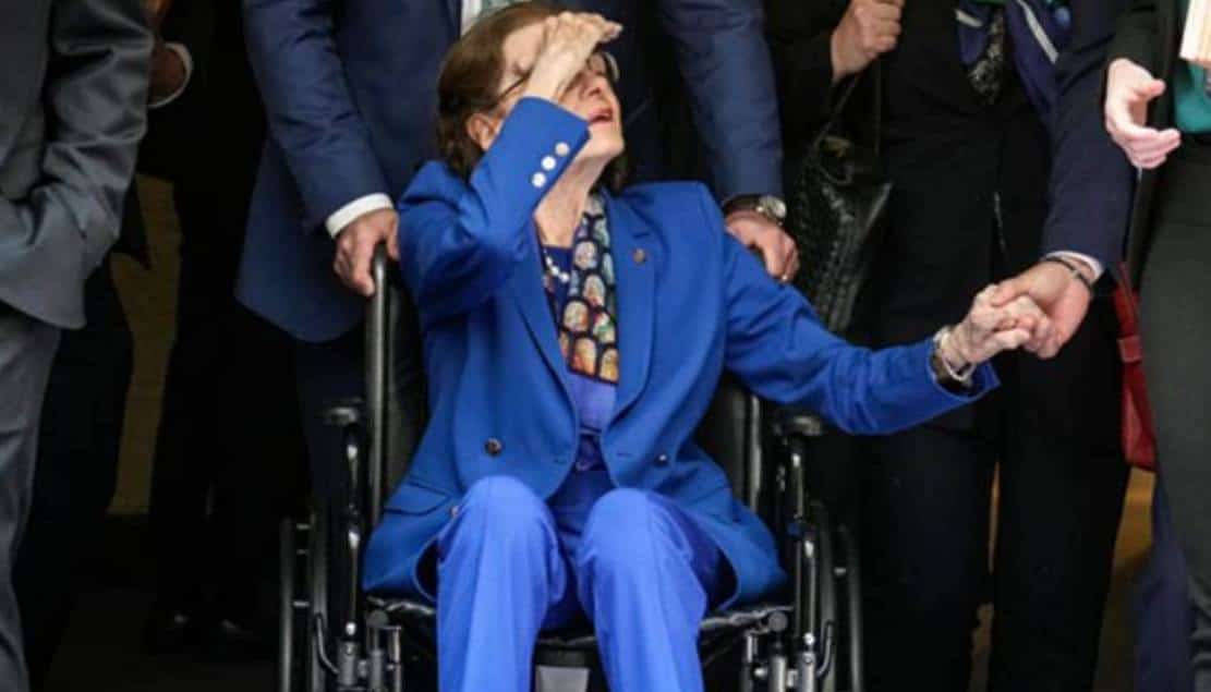 "איפה אני?" הסנאטורית הדמוקרטית מקליפורניה דיאן פיינשטיין נראית מבולבלת וקלולס בכניסתה לסנאט