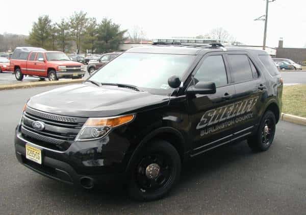 "אפס סובלנות כלפי אנטישמיות": עלונים גזעניים הושארו על עשרות רכבים בניו ג'רזי