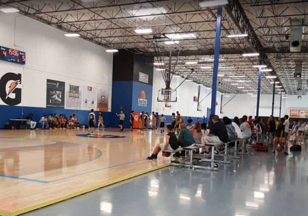 קליפורניה: טורניר כדורסל לילדים התקיים בניגוד להנחיות, עשרות נדבקו בקורונה