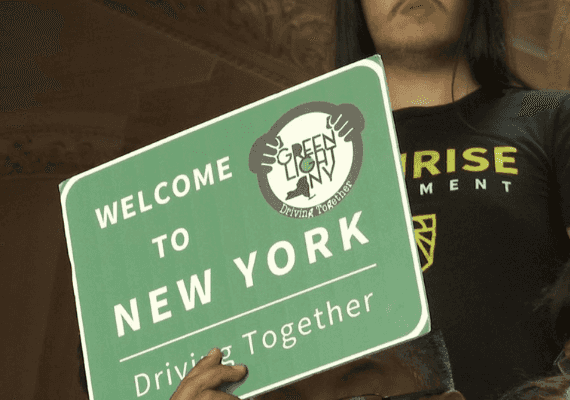 הפקידים נגד המדינה: בכירים בניו יורק מסרבים להנפיק רישיונות לשוהים בלתי חוקיים