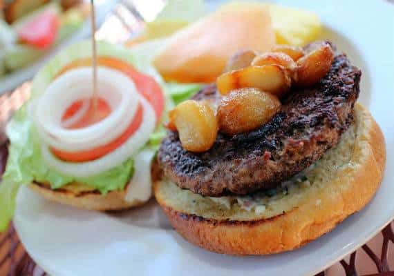 ביקור בעיירת השום המפורסמת בעולם, גילרוי, לא יהיה שלם בלי ארוחה ב-Garlic City Café