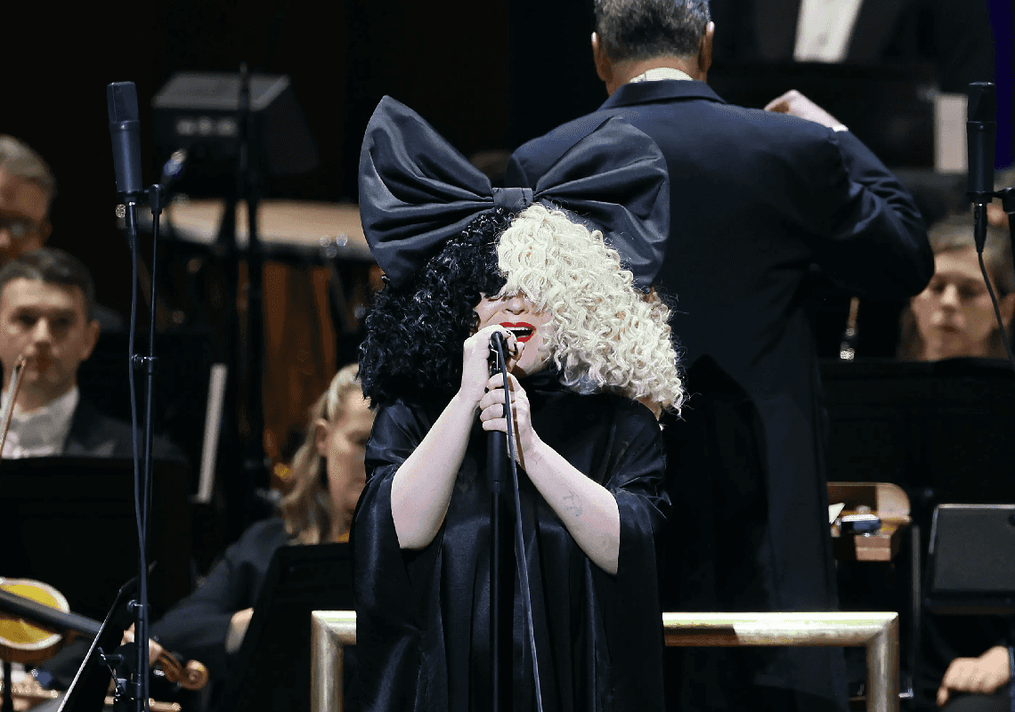 סיה הקדישה שיר לניצולי הנובה - באירוע בהנחייתו של בן סטילר