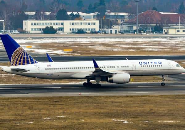 טיסת יונייטד שבה לניוארק לאחר שהטייסים דיווחו על עשן במטוס