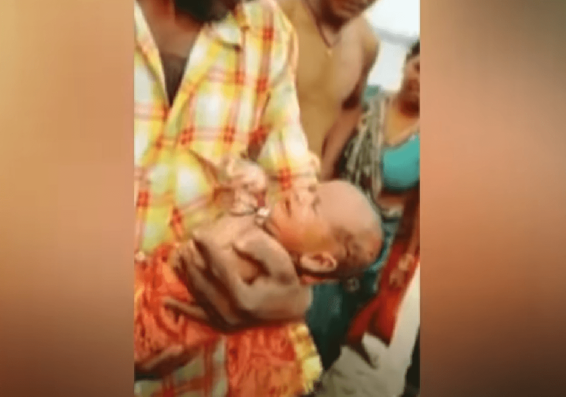 משה, מאחוריך: תינוקת בת 21 יום אותרה בתיבה בנהר בהודו