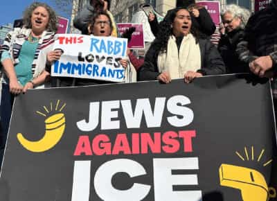 אזיקים בשם האל: רבנים נעצרו מול רשות ההגירה — והציתו מלחמה על זהות יהודית