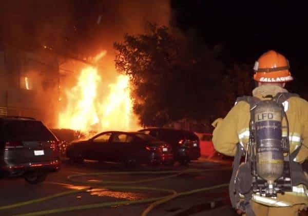 שריפה פרצה בבית דירות בוואלי לוס אנג'לס: צעיר נעצר בחשד להצתה