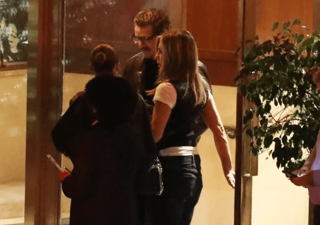 הפתעה בווסט הוליווד: ג'ניפר אניסטון ופדרו פסקל בדייט 