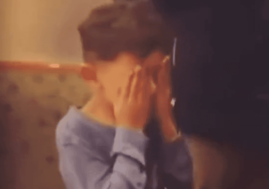 תיעוד מניו יורק: שוטרים מסלקים אמא וילד ממסעדה – כי לא הציגו הוכחת חיסון