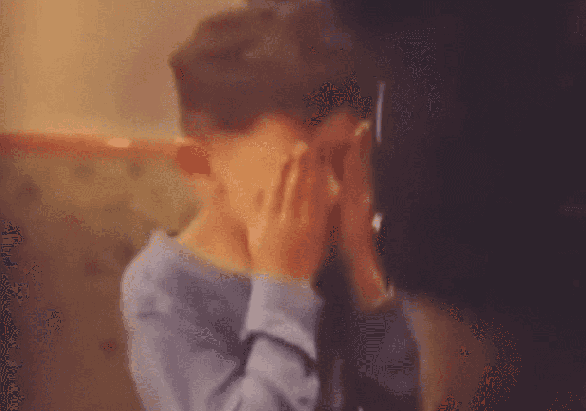 תיעוד מניו יורק: שוטרים מסלקים אמא וילד ממסעדה – כי לא הציגו הוכחת חיסון