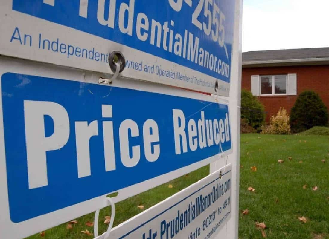 אשליית המחיר: מוכרי בתים בארה"ב דורשים מחירים מופרזים ומשלמים מחיר כבד