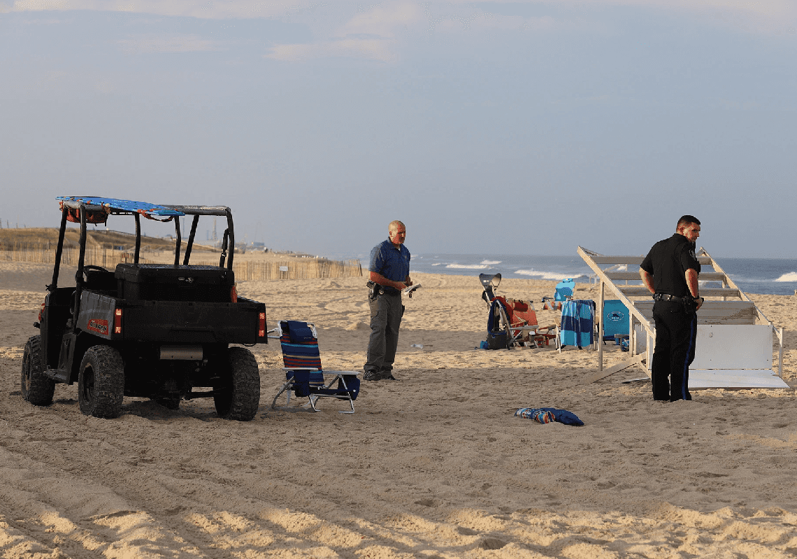 מציל נהרג ושבעה נפצעו מפגיעת ברק בחוף הים בניו ג'רזי