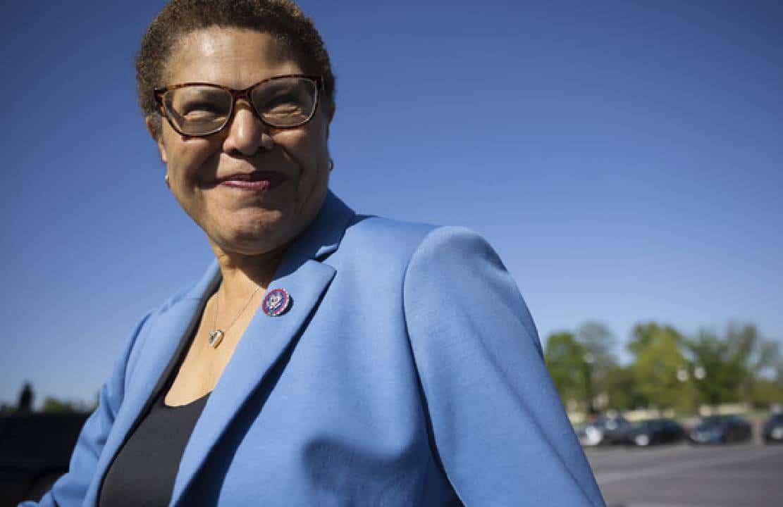 לוס אנג'לס: קירות הושחתו בסמוך ל-2 בתי כנסת - אז מדוע ראש העיר ממשיכה לשתוק?