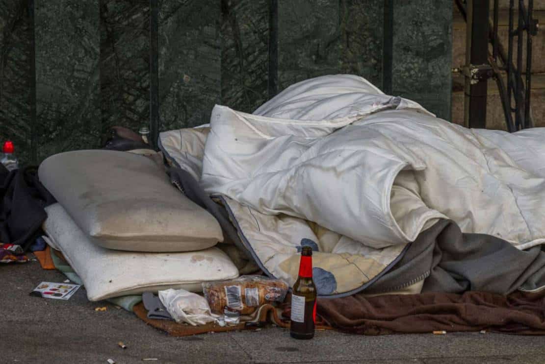 תושבת לוס אנג'לס מתחננת - "סלקו מכאן את חסר-הבית שעבר להתגורר במרפסת שלי!"