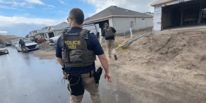 עשרות עובדים זרים נעצרו במבצע אכיפת הגירה באתרי בנייה במרכז פלורידה