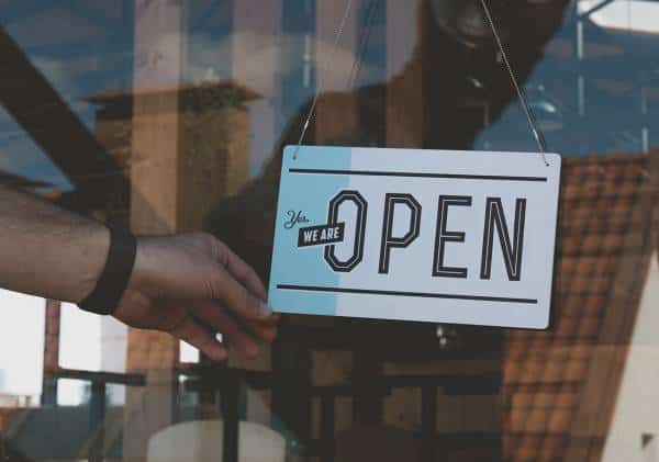 מתקדמים לעבר החזרה לשגרה: קליפורניה תאפשר כניסת לקוחות לחנויות