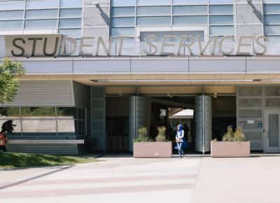 דור על סף שבירה: כמעט כל צעיר בקליפורניה מתמודד עם מצוקה נפשית