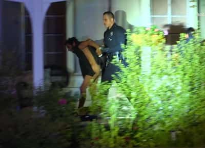 פולש עירום נכנס לבית בוואלי ונתפס נוגע בעצמו בפינת האוכל