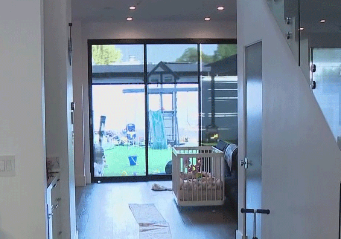 סיוט של כל הורה בלוס אנג'לס: שלושה רעולי פנים ניסו לפרוץ לבית - המטפלת הסתתרה עם התינוק בחדר השירותים 