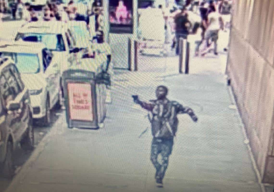 "ניו יורק מתפרקת": תייר טייל בטיימס-סקוור ונורה מכדור תועה - בן משפחתו הוציא את הכדור מזרועו ומסר אותו לשוטרים