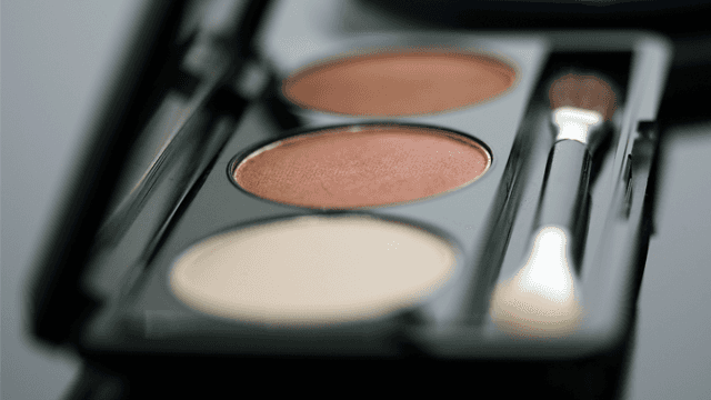 לוס אנג'לס: המשטרה החרימה מוצרי איפור בשווי של 700,000 דולר, שהכילו הפרשות בעלי חיים