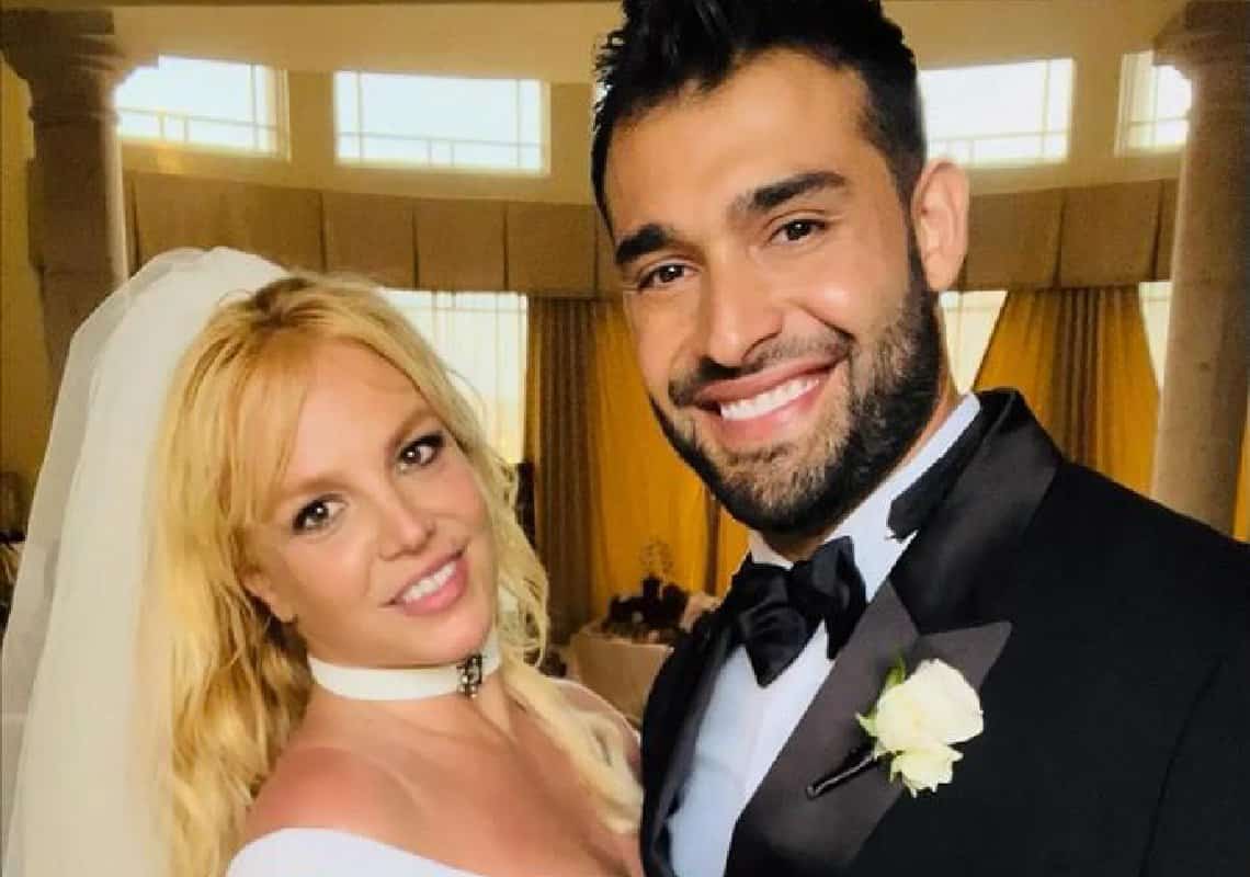 האם החתונה של בריטני ספירס הייתה מזויפת? המעריצים מעלים חשדות