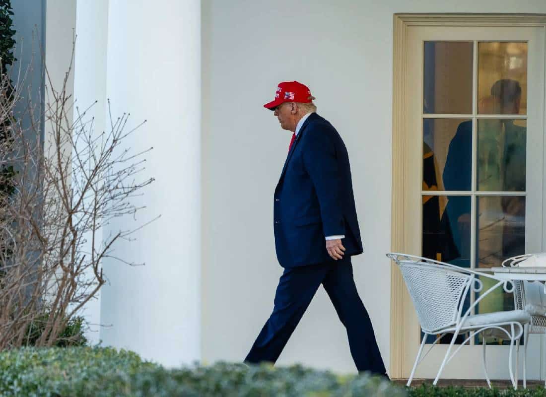 שופטת פדרלית חוסמת את טראמפ: "אסור לפטר את ראש סוכנות הפיקוח ללא סיבה מוצדקת"