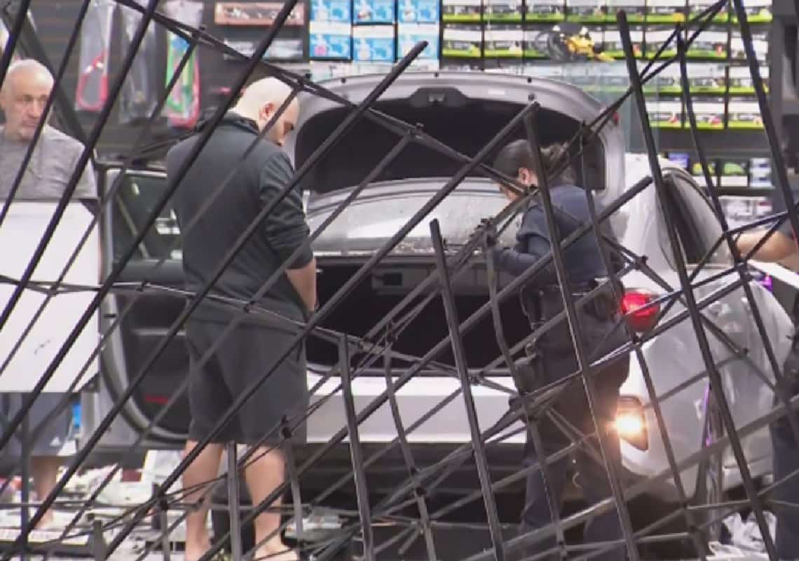 בעזרת רכב: אלמונים פרצו ל"סמוק שופ" בלב טרזנה