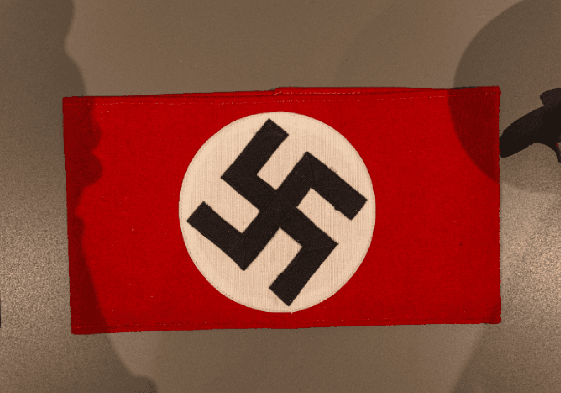 בלב קליפורניה: עימות בין קשישים לאישה שענדה צלב קרס