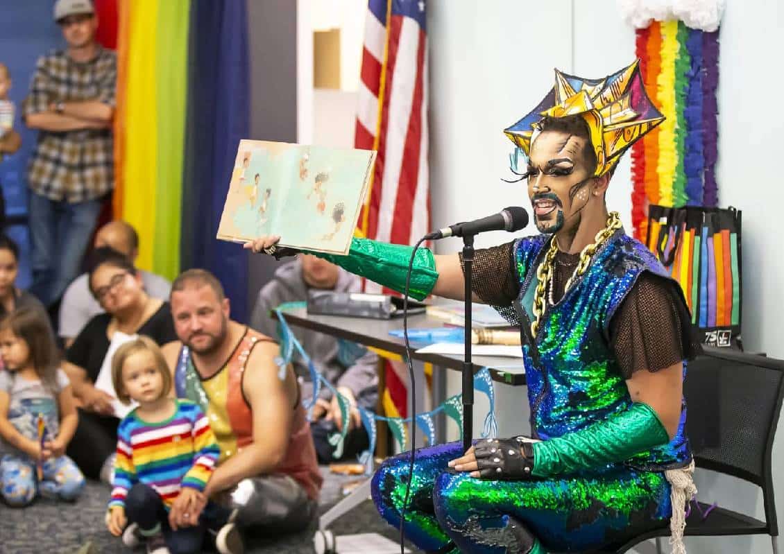 האם זו הסיבה שנוטשים את ניו יורק? העיר שילמה $200,000 למלכות דראג כדי שיקריאו ספרים לילדים בבתי ספר ציבורים