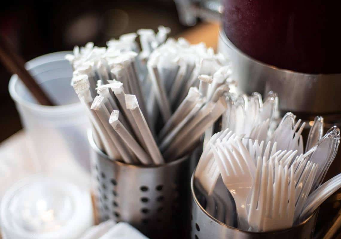 לוס אנג'לס למען הסביבה: סכו"ם חד-פעמי ומפיות בשירות עצמי בדרך להיעלם מהמסעדות