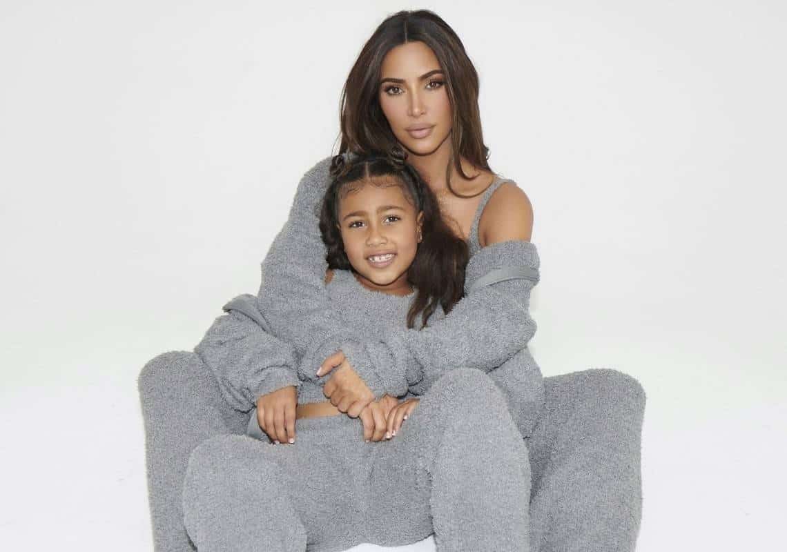 קים קרדשיאן על בתה הבכורה: ״היא אמנת ממש טובה״