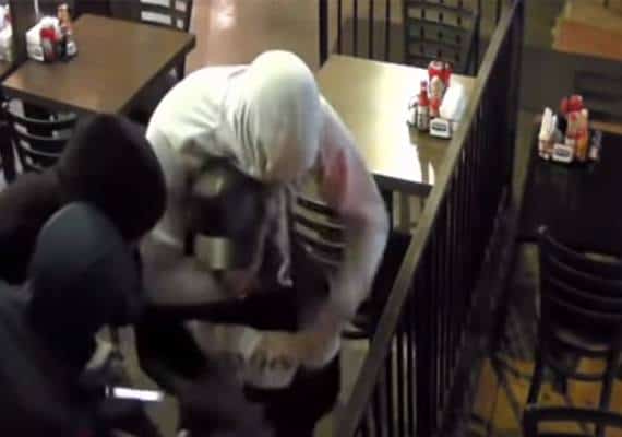 לעיני מצלמות האבטחה: שוד באיומי אקדח במסעדה בשרמן אוקס