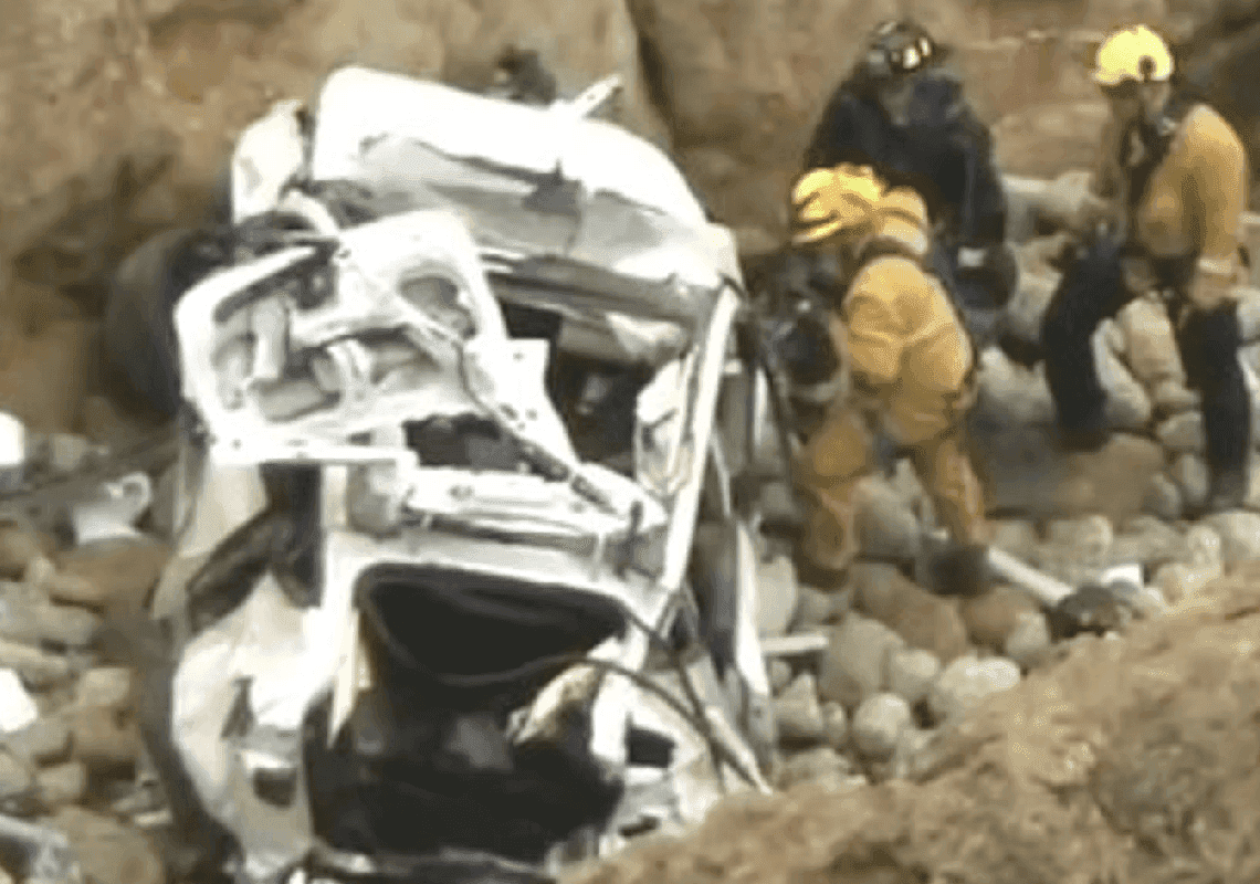 קליפורניה: רכב טסלה סטה מהכביש והתרסק מצוק בדרך מגלשת השטן - ארבעה נפצעו קשה