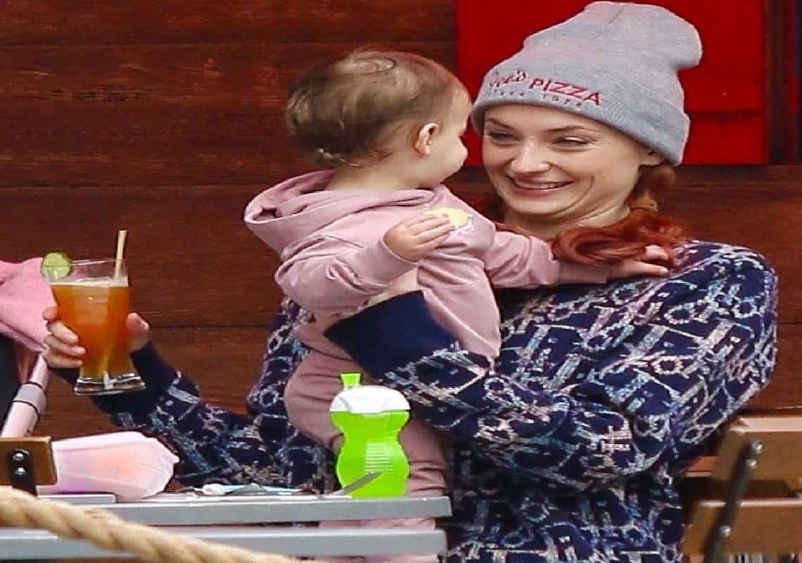 חשיפה ראשונה: פפראצי נדיר של בתה הטריה של כוכבת "משחקי הכס"