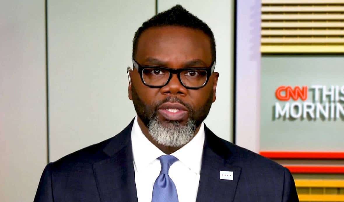 זאת בדיחה? ראש עיריית שיקגו מתכנן לעצור את הפשיעה המשתוללת באמצעות - "צ'קים לצאצאי העבדים השחורים"