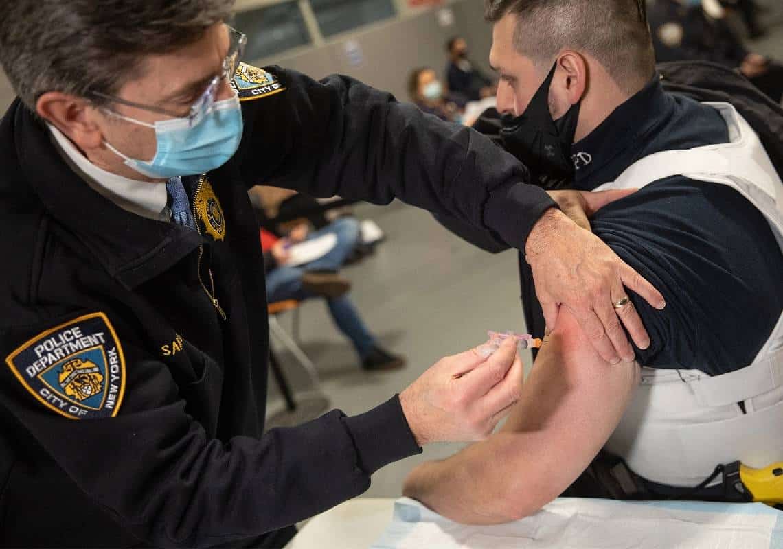 לקראת הדדליין: נציב משטרת ניו יורק חושף - כאלף שוטרים התחסנו ביממה האחרונה