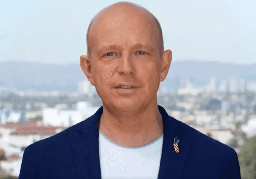 מתמודד חדש במירוץ למושלות קליפורניה: יליד בריטניה שהפך לפרשן 'פוקס ניוז'