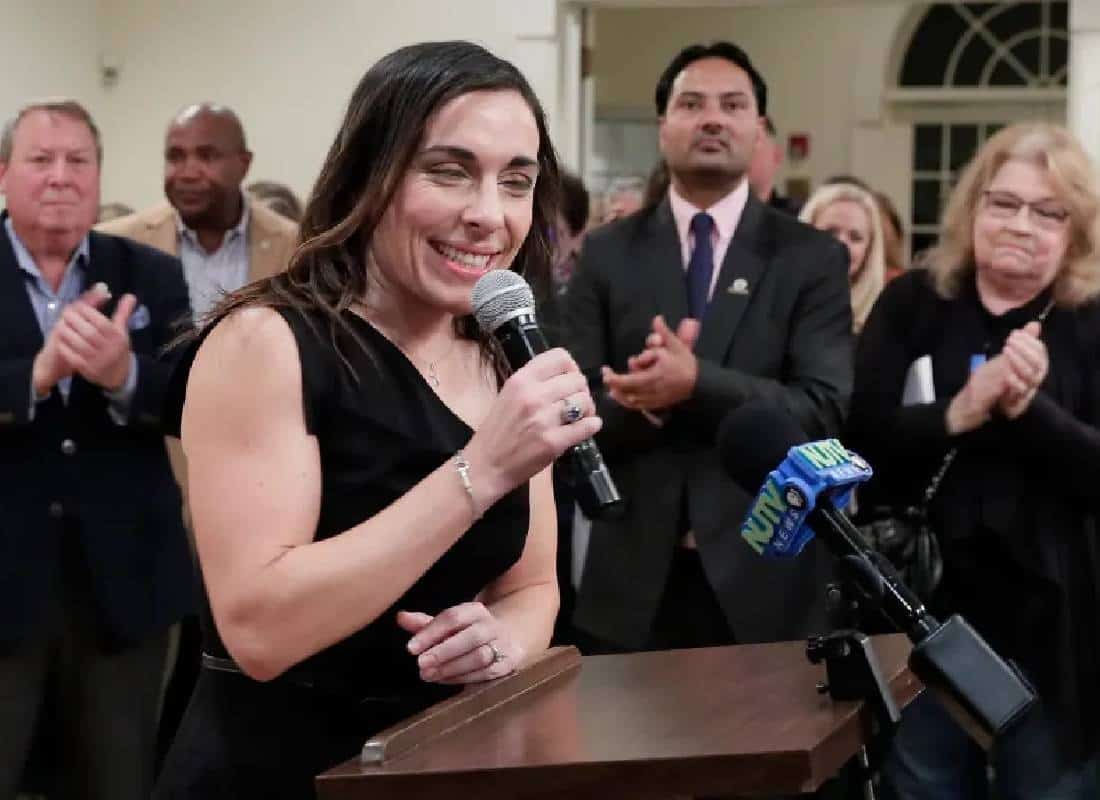 סכנה בכביש: ראשת עיר מניו ג'רזי נעצרה בשכרות לאחר איסוף בנה בן השנתיים מהגן