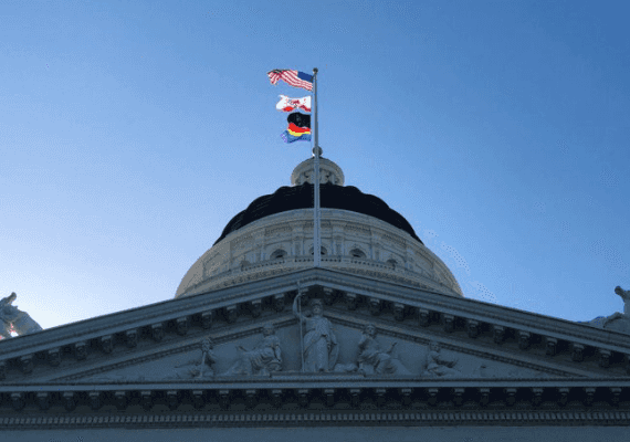 לראשונה בהיסטוריה: דגל הגאווה מתנוסס מעל בניין ממשל קליפורניה