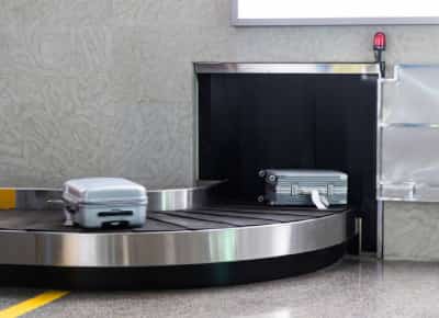 מבצע חילוץ מרתק: שוטרים קפצו על מסוע מטען בנמל תעופה כדי לחלץ ילד בן שנתיים