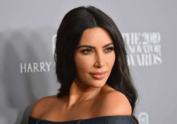 קים קרדשיאן לובשת שמלה עם הדפס של הפנים שלה וזה מוזר כמו שזה נשמע