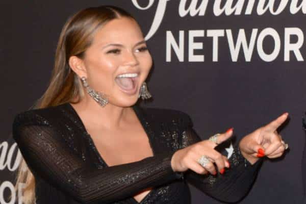 חוגגים ללא הכרה: השנה החדשה הכתה בפניה של כריסי טייגן עם... מטריה 