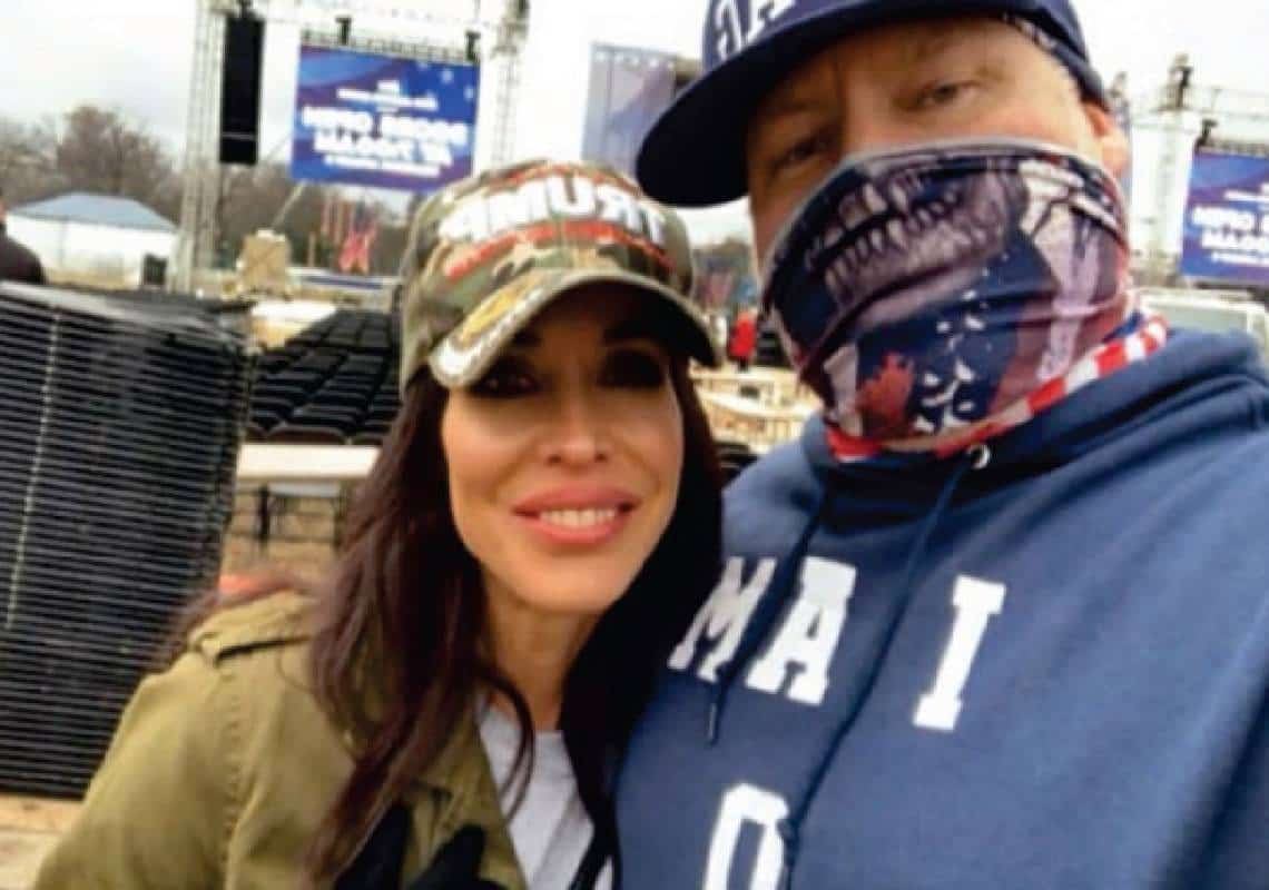 הבלש מצא צילומים של אשתו המבוגרת מפגינה במהומות הקפיטול עם גבר אחר - והחליט להתגרש ממנה