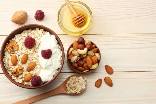 חטיפים לשעת לילה מאוחרת: לאכול בלילה בלי להרוס את הדיאטה