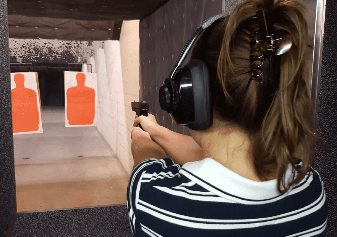 "חוששים להגיע למחנות ריכוז": הפאניקה בקהילה הגאה שגורמת לחברים בה להתחמש