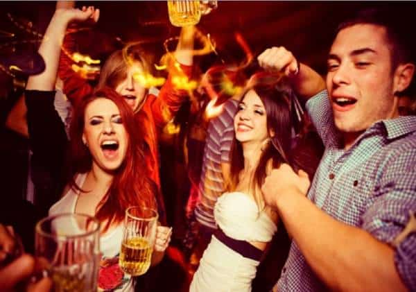 מלחיצת יד ועד בילוי במועדון - פורסם מדרג סיכון ההדבקות מהנמוך לגבוה 