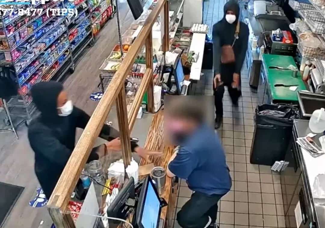 צפו בתיעוד: 3 חמושים שדדו מאות דולרים מבית עסק בניו יורק