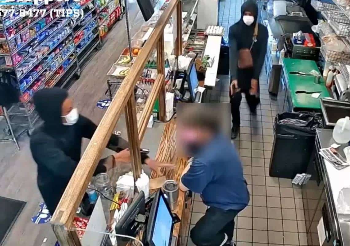 צפו בתיעוד: 3 חמושים שדדו מאות דולרים מבית עסק בניו יורק